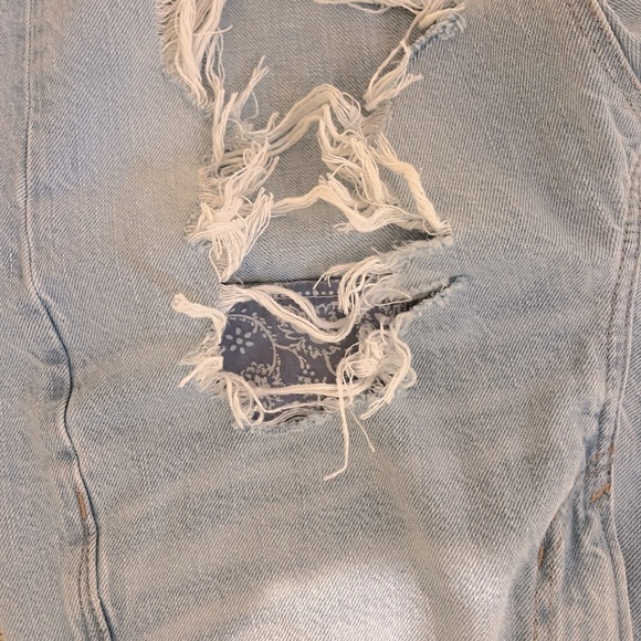 size 4 light wash ripped american eagle jeans - Picture 4 of 5